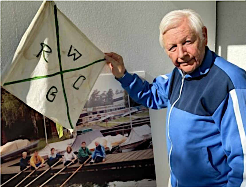 Werner Philipp mit Vereinsflagge in Sportkleidung, 2024