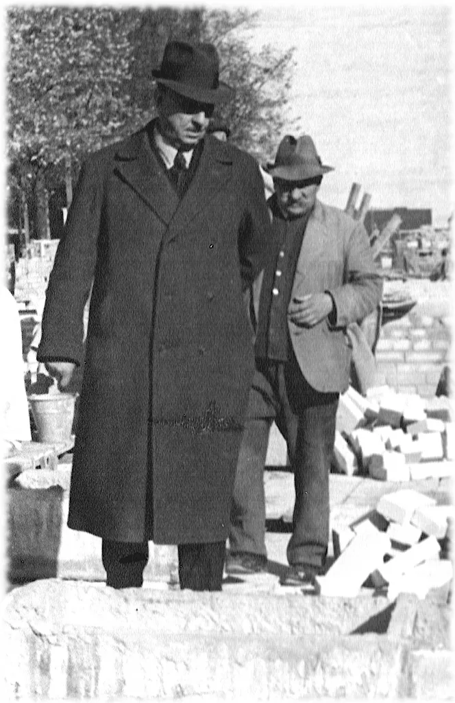 Fritz Wolff begutachtet eine Baustelle