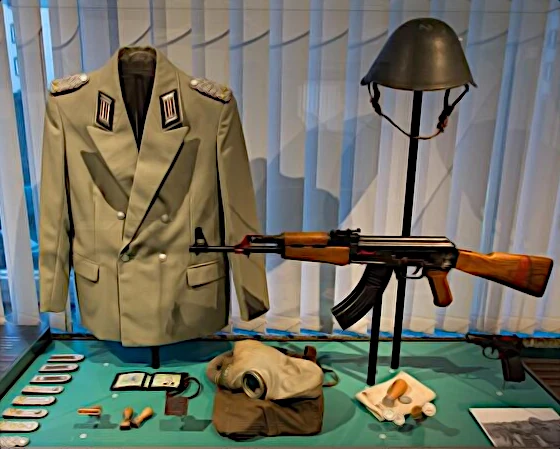 Uniform und Ausrüstung des MfS